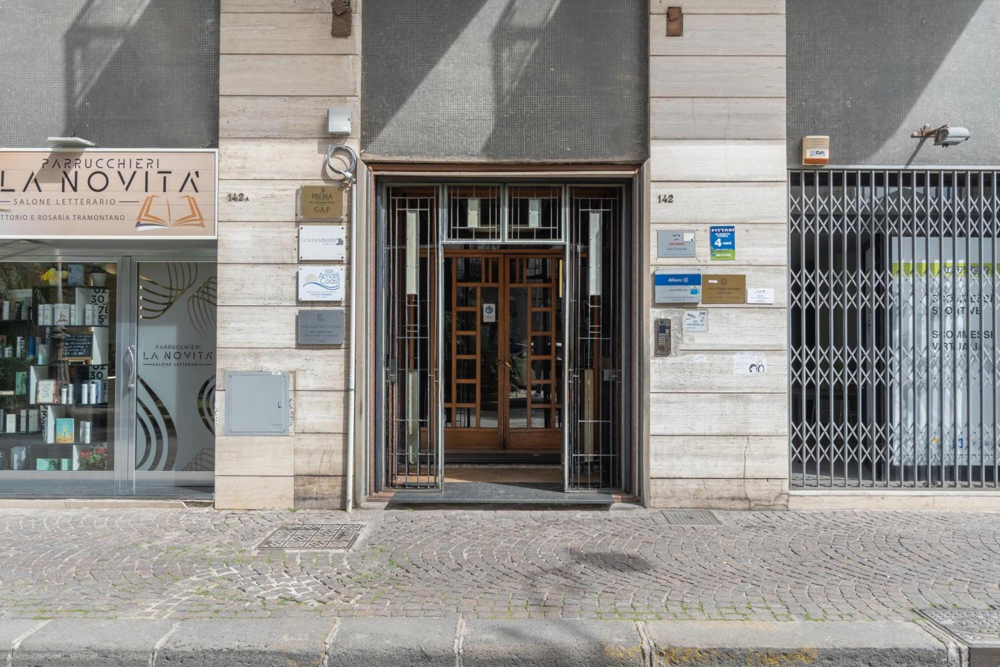 Starhost - Golden Suite Salerno Bagian luar foto