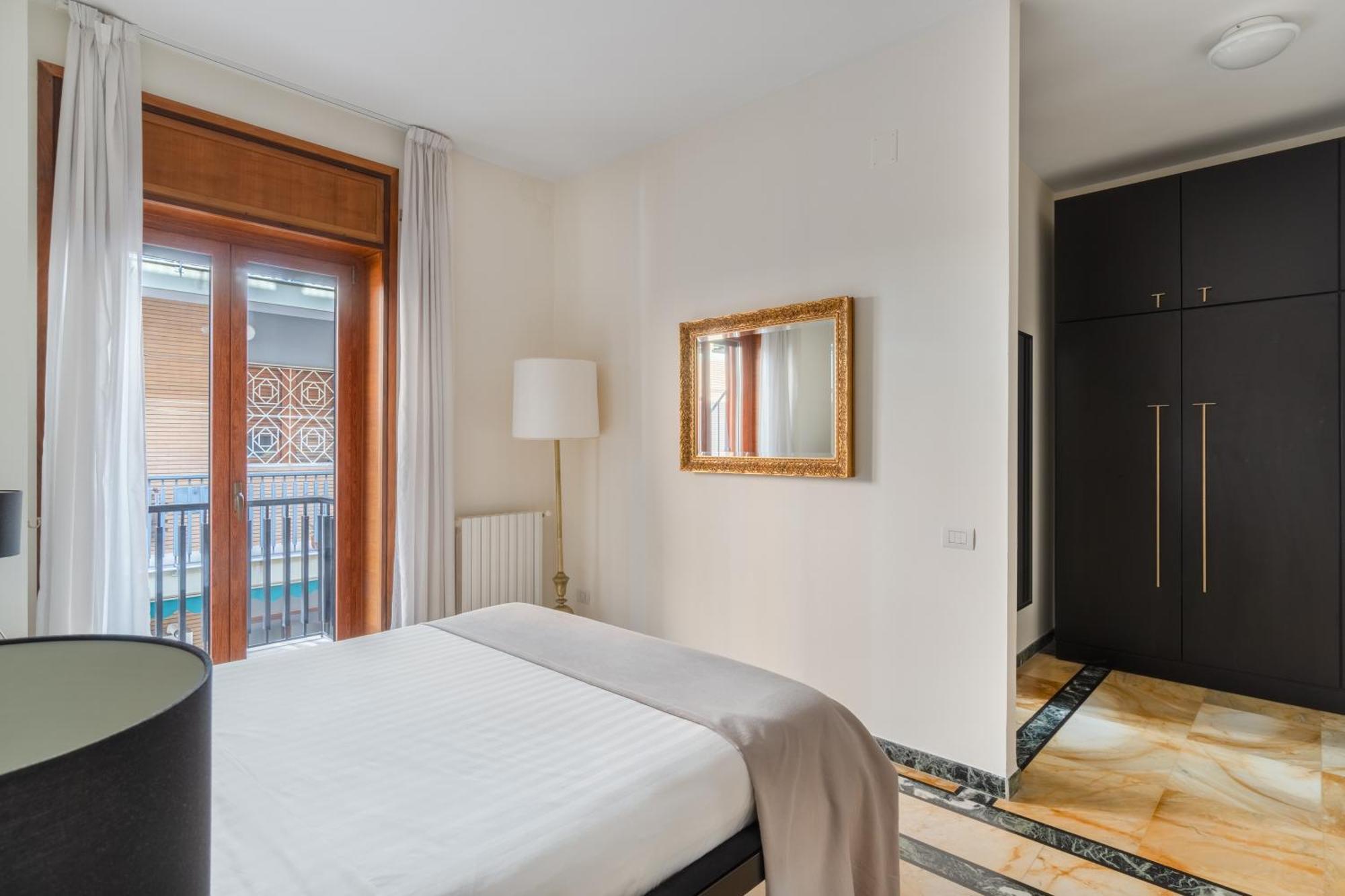 Starhost - Golden Suite Salerno Bagian luar foto