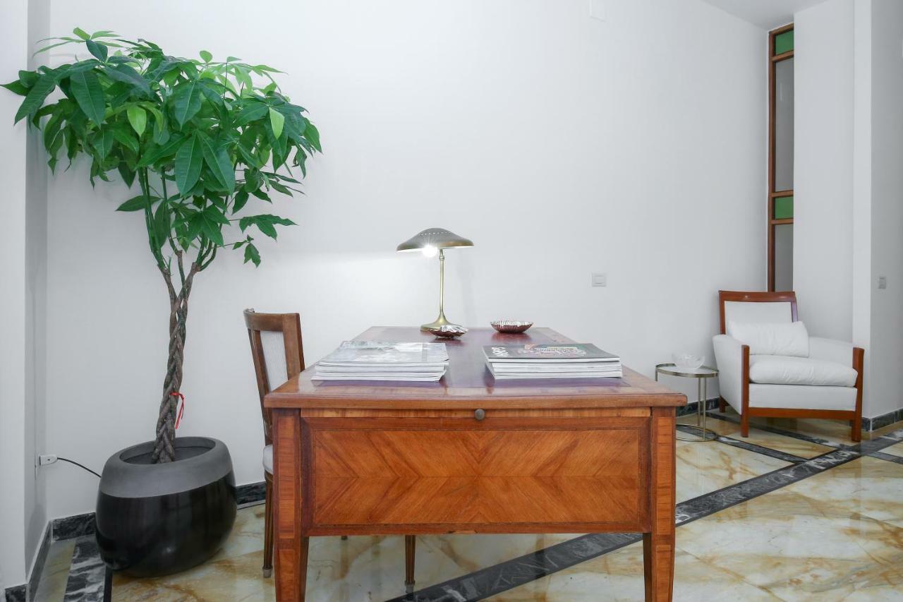Starhost - Golden Suite Salerno Bagian luar foto