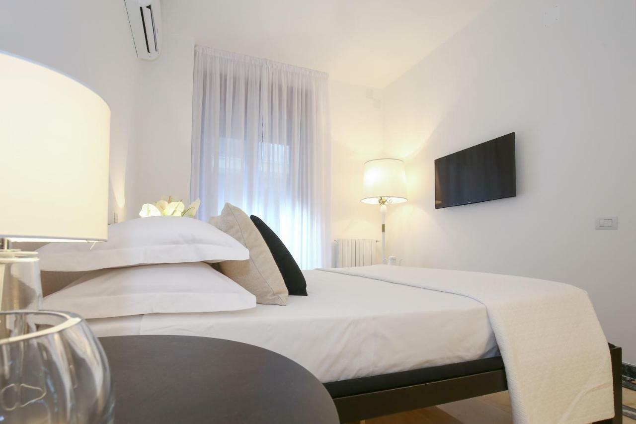 Starhost - Golden Suite Salerno Bagian luar foto